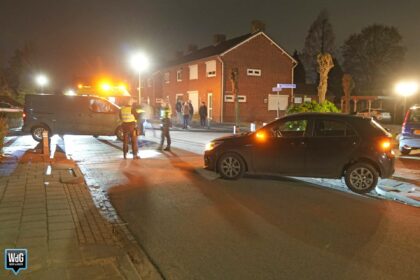 Bestelbus en auto botsen op kruising in Neeritter