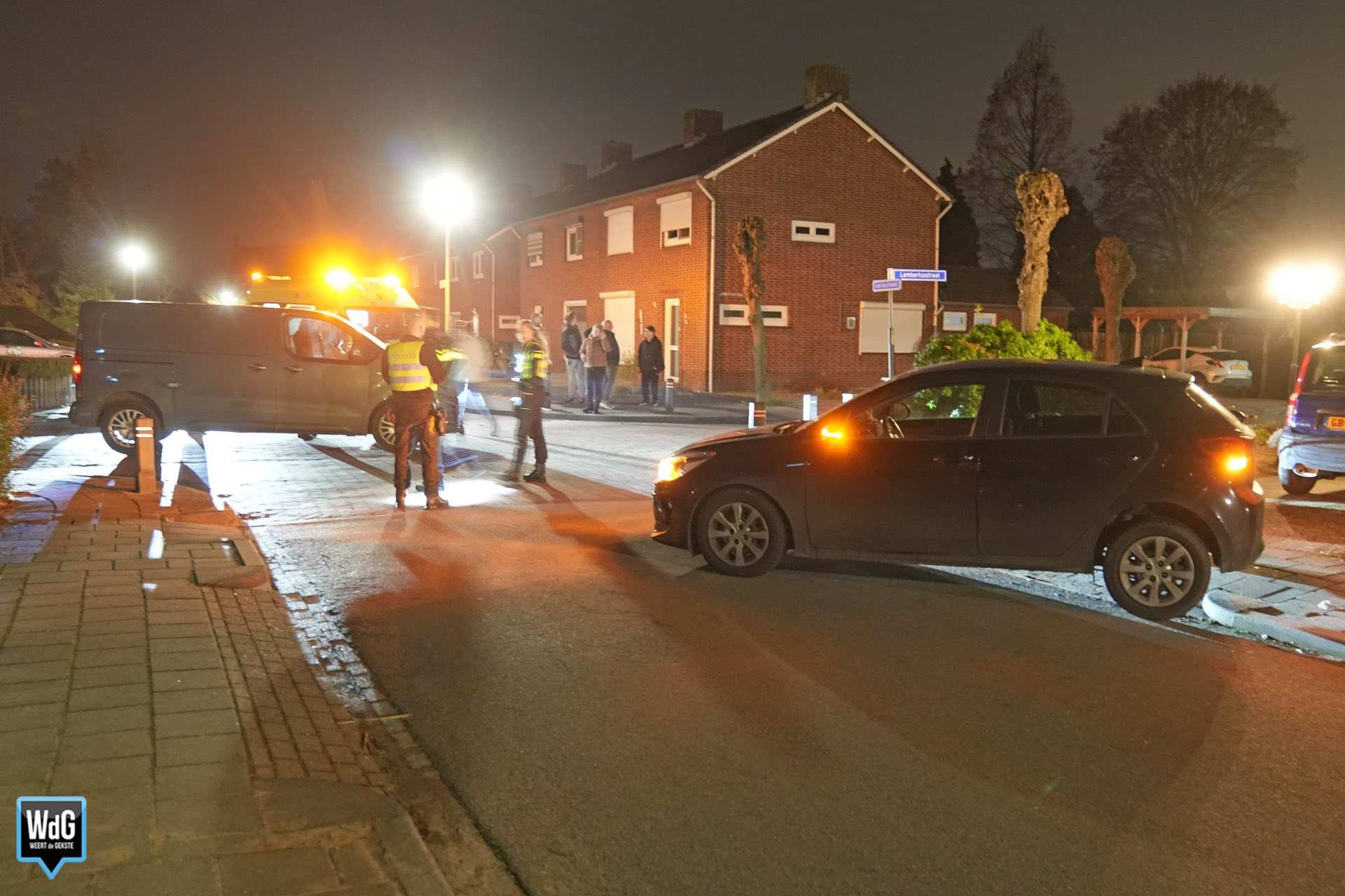 Bestelbus en auto botsen op kruising in Neeritter