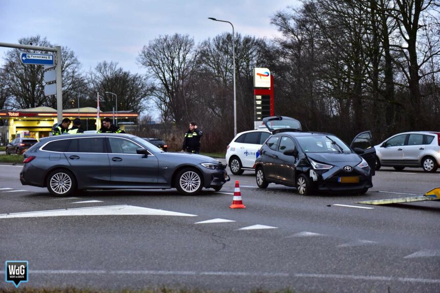 Blikschade na botsing op Randweg Zuid in Nederweert