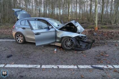 Twee gewonden nadat auto tegen boom botst op Ringbaan-Oost