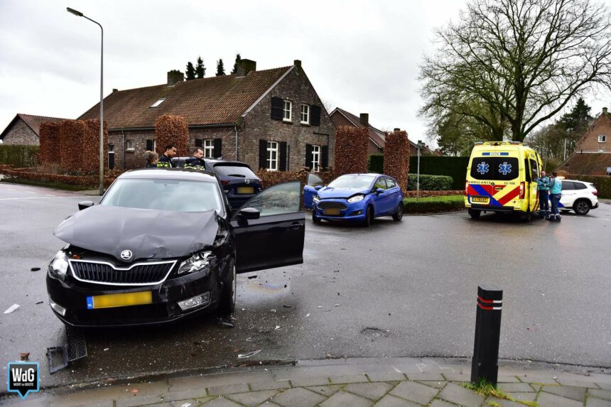 Auto's botsen op kruising in Swartbroek