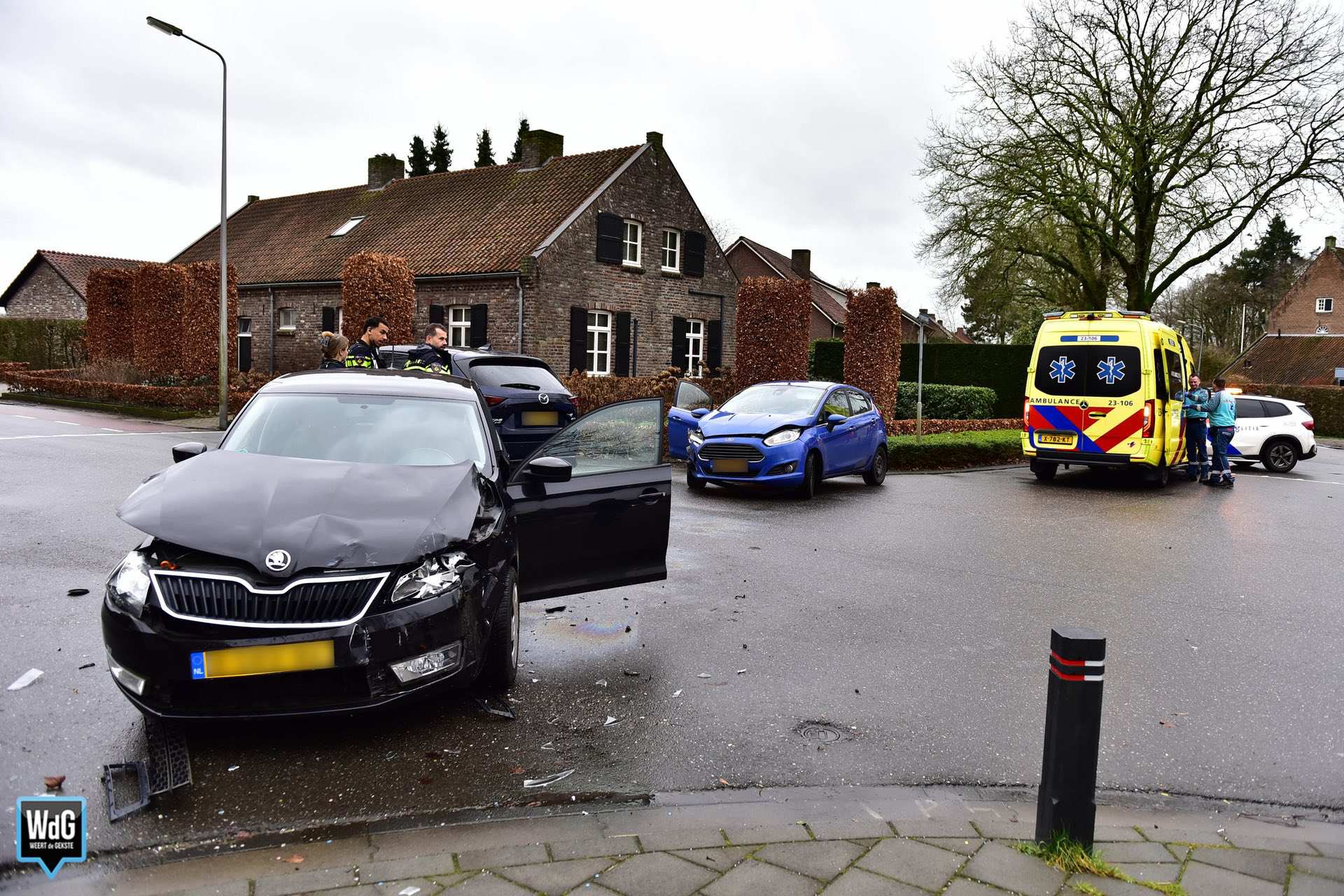 Auto's botsen op kruising in Swartbroek