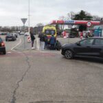 Auto botst met fietser op rotonde in Stramproy