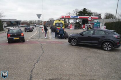 Auto botst met fietser op rotonde in Stramproy