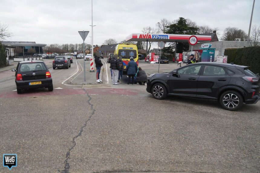 Auto botst met fietser op rotonde in Stramproy