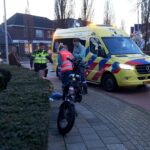 Auto botst met fatbike op rotonde