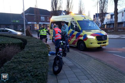 Auto botst met fatbike op rotonde