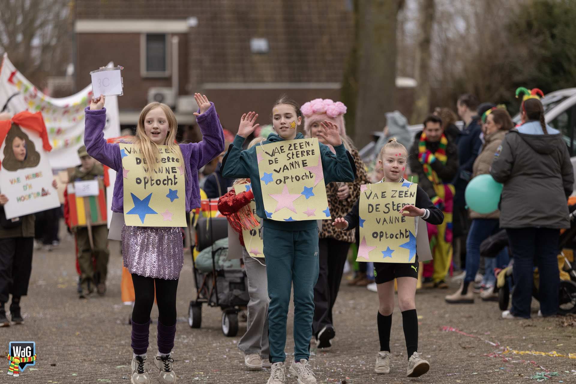 Kleurrijke scholenoptocht brengt Boshoven in feeststemming
