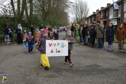 Feest op Groenewoud tijdens optocht Aan de Bron