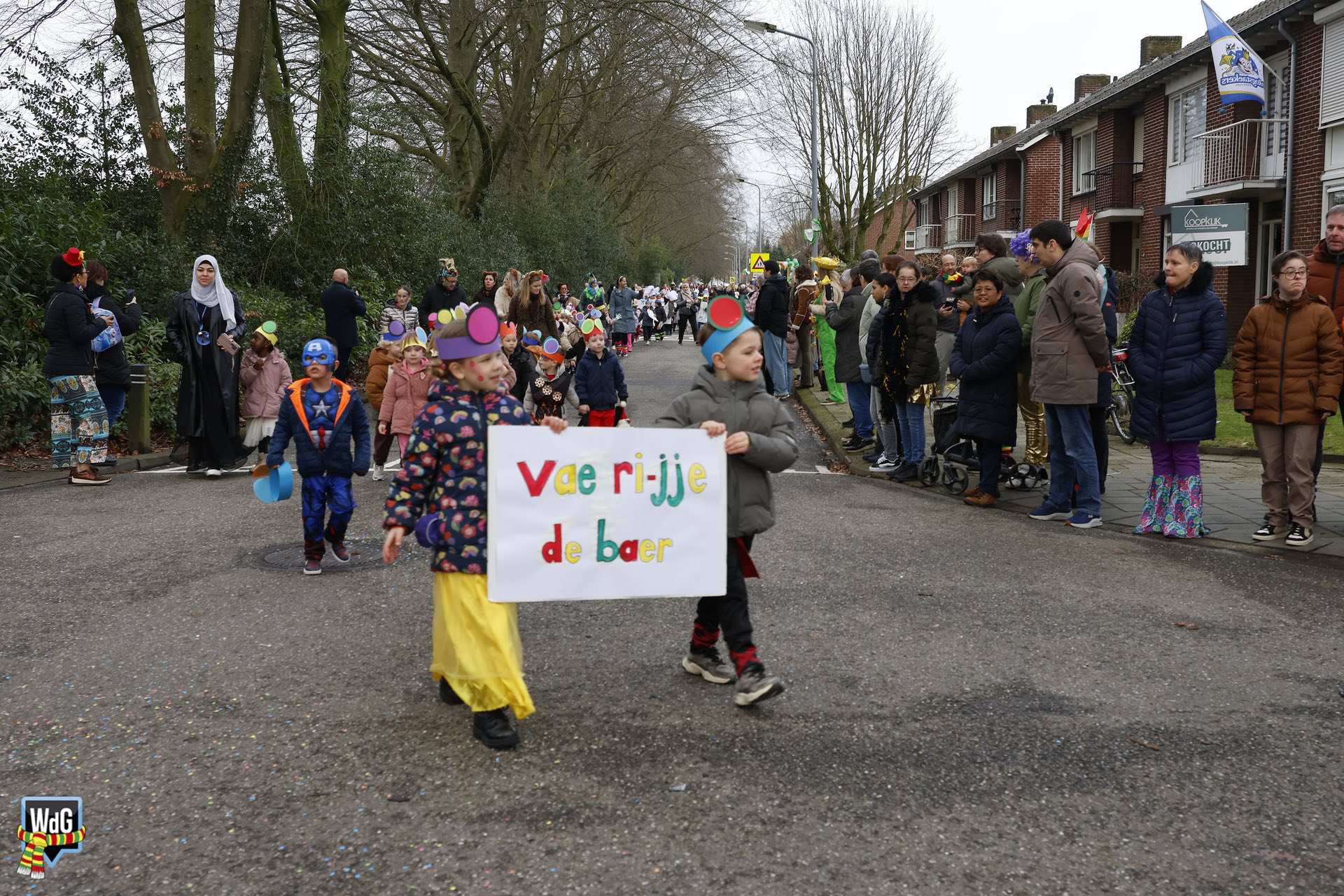 Feest op Groenewoud tijdens optocht Aan de Bron