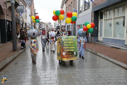 Kleurrijke Wichteroptocht Rogstaekers trekt door de binnenstad