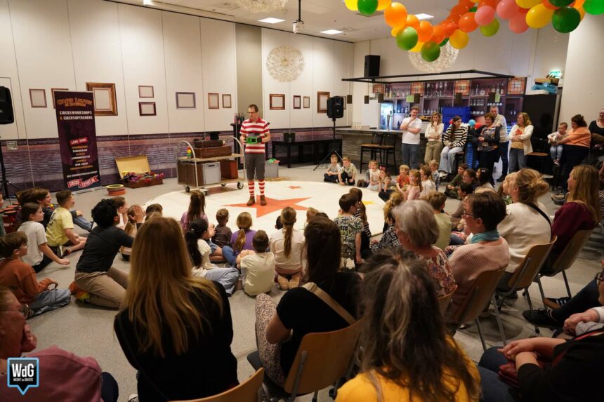 Basisschool Swartbroek groeit en viert 50e leerling met circus