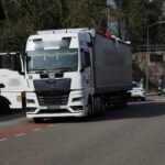 Vrachtwagen rijdt tegen spoorviaduct ondanks extra bebording