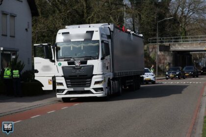 Vrachtwagen rijdt tegen spoorviaduct ondanks extra bebording