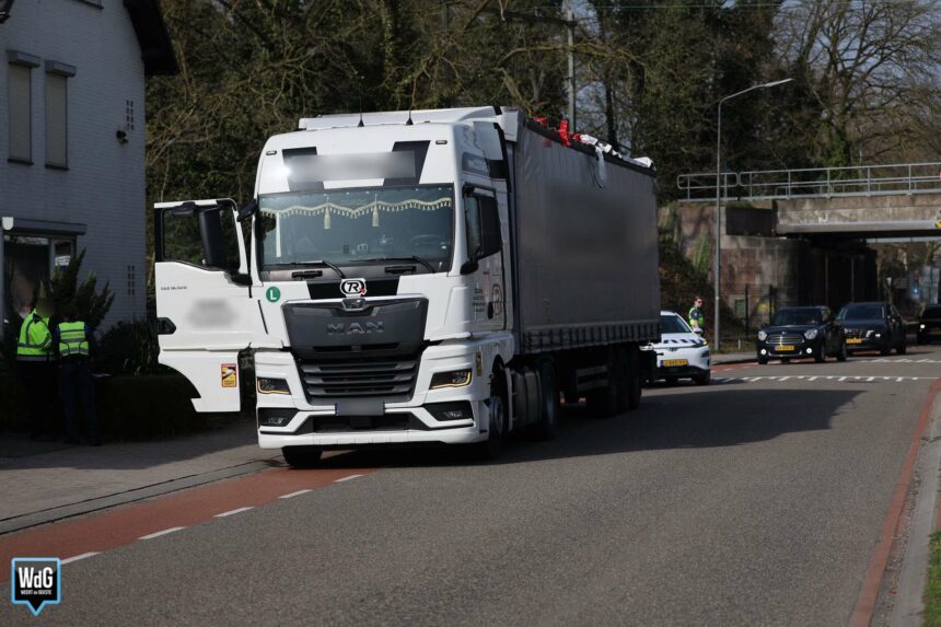 Vrachtwagen rijdt tegen spoorviaduct ondanks extra bebording