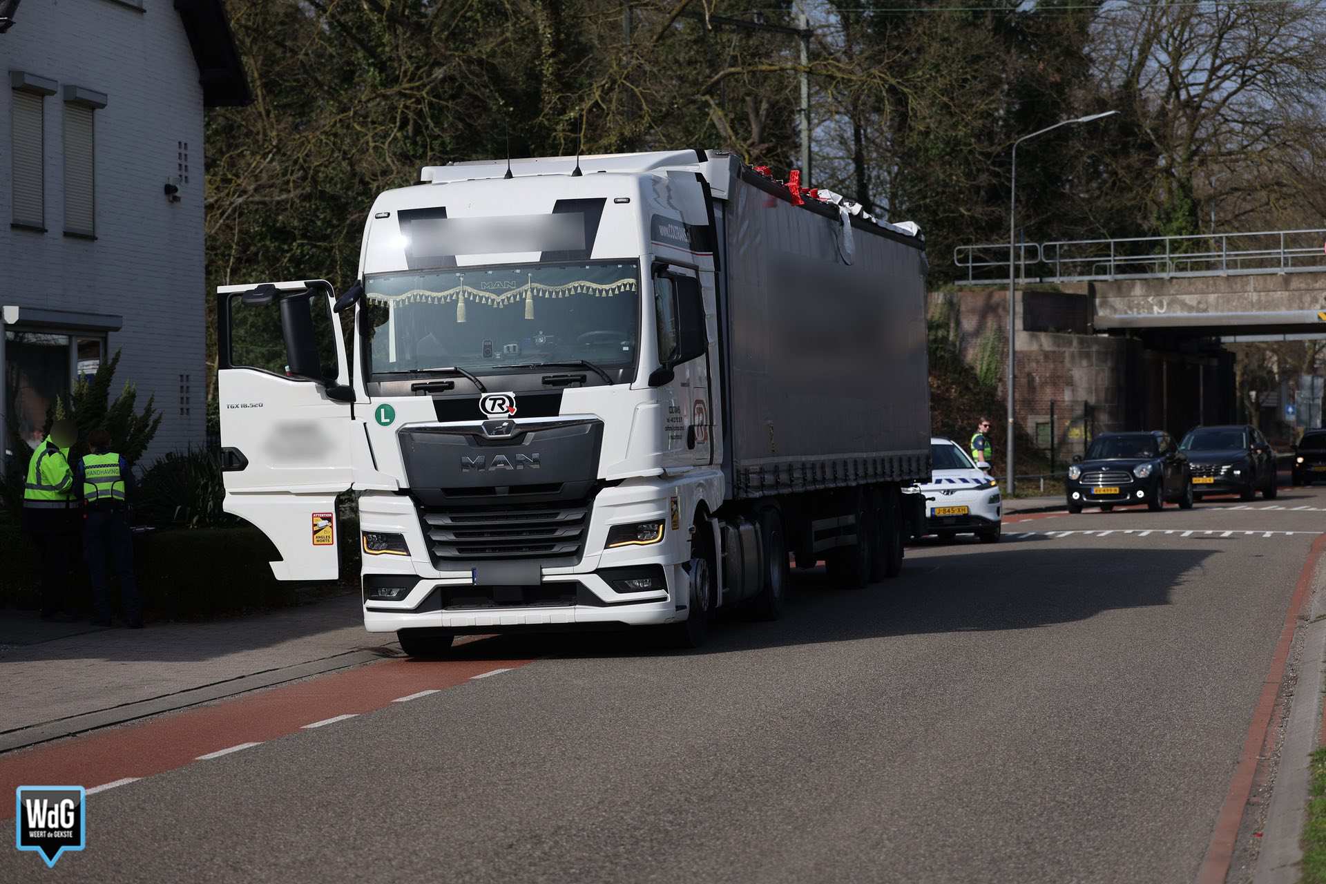 Vrachtwagen rijdt tegen spoorviaduct ondanks extra bebording