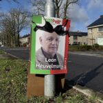 Beha’s aan verkiezingsborden in Weert door actie Dolle Mina’s