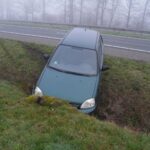 Auto belandt in sloot A2 bij Weert