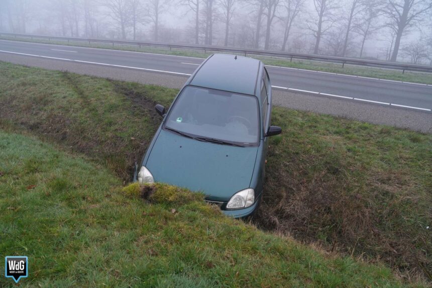 Auto belandt in sloot A2 bij Weert
