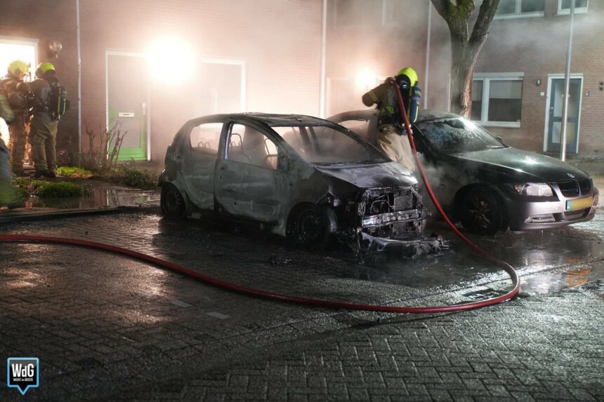 Twee auto's beschadigd bij autobrand in Grathem
