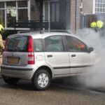 Bewoner duwt brandende auto weg en voorkomt grotere schade