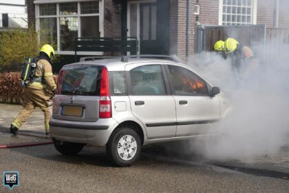 Bewoner duwt brandende auto weg en voorkomt grotere schade
