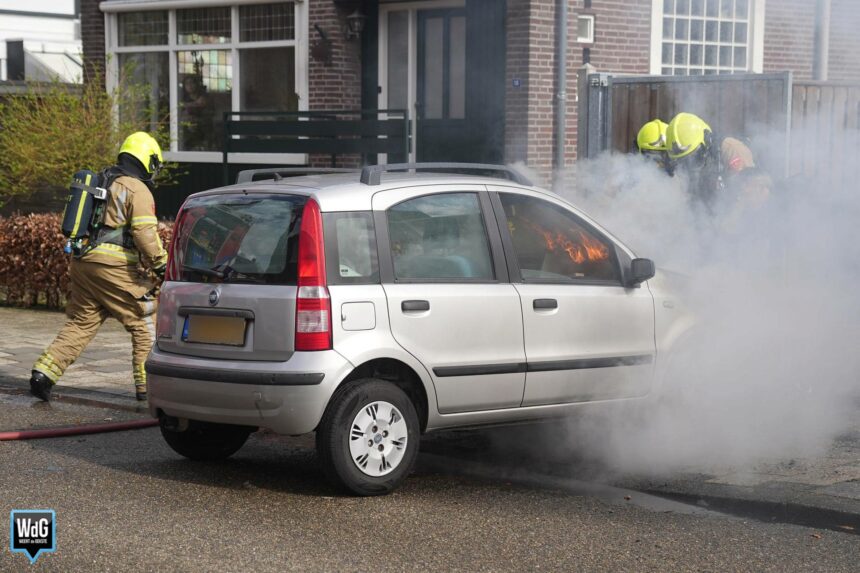 Bewoner duwt brandende auto weg en voorkomt grotere schade