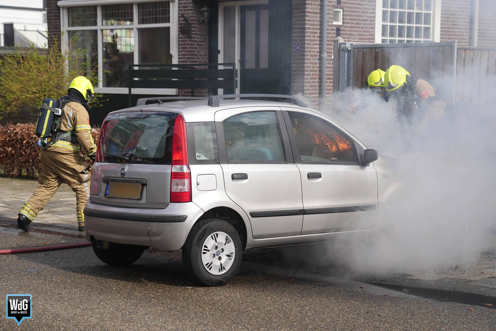 Bewoner duwt brandende auto weg en voorkomt grotere schade
