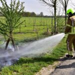 Brandweer dooft bermbrand in Nederweert-Eind