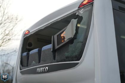 Touringcar botst met lijnbus op P+R-terrein in Maarheeze