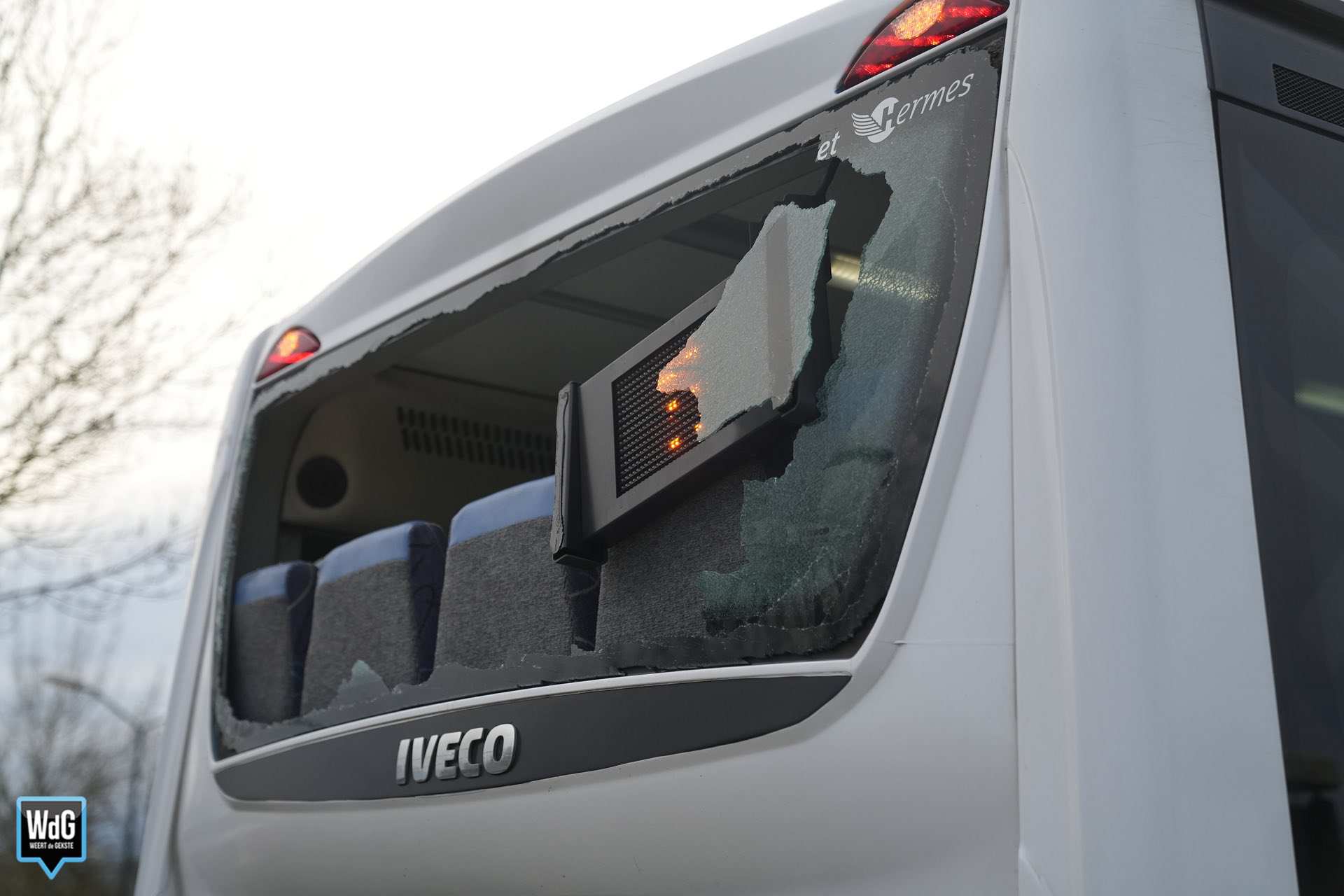 Touringcar botst met lijnbus op P+R-terrein in Maarheeze