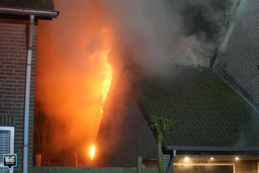 Haagbrand slaat over naar woning op Laar