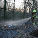 Brandweer blust buitenbrand bij hangplek aan Julianalaan