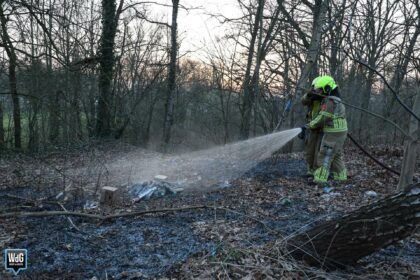 Brandweer blust buitenbrand bij hangplek aan Julianalaan