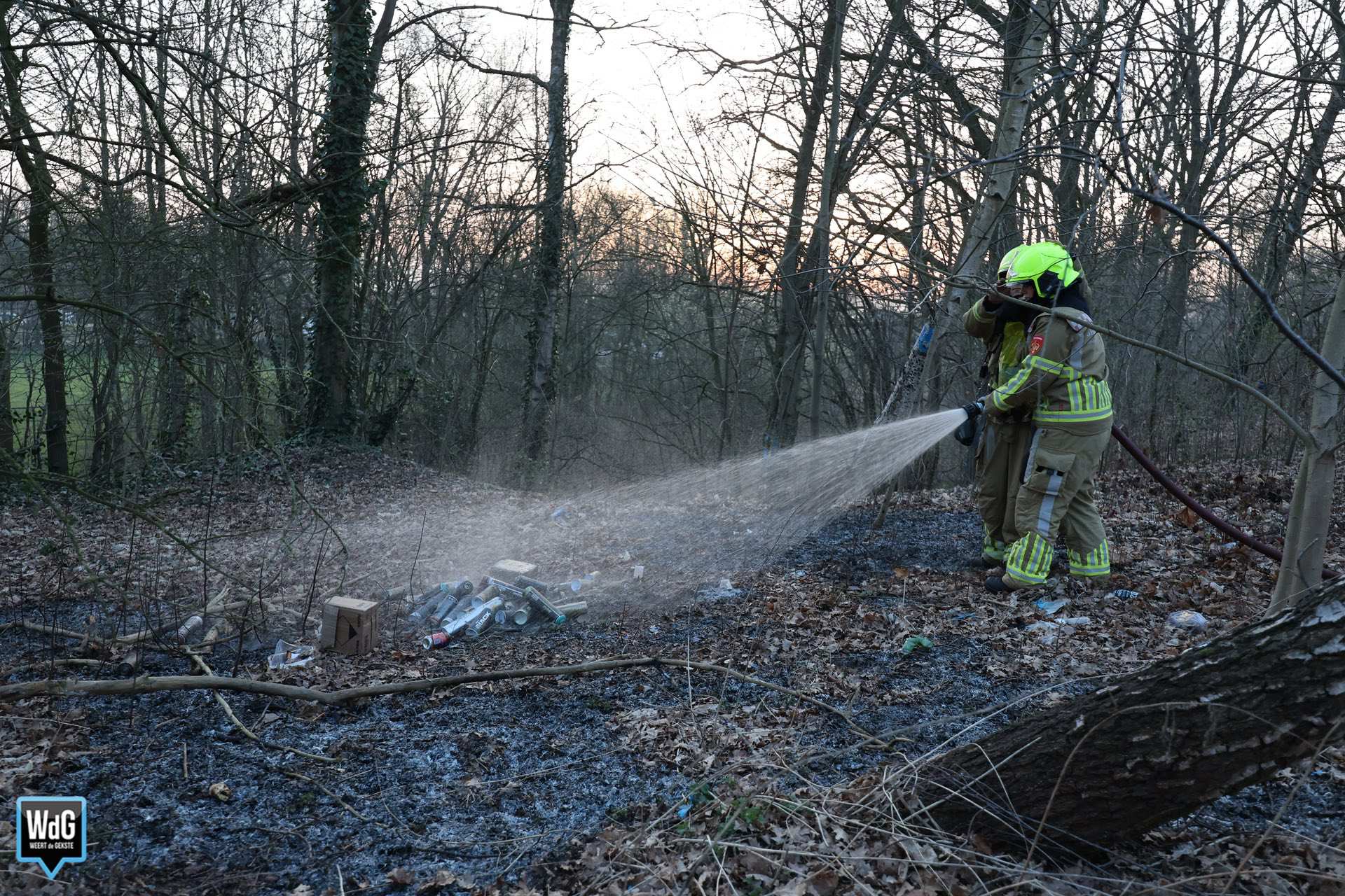 Brandweer blust buitenbrand bij hangplek aan Julianalaan