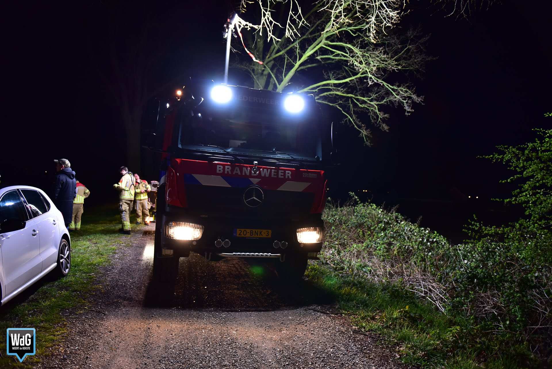 Brandweer haalt overleden ree uit kanaal bij Nederweert