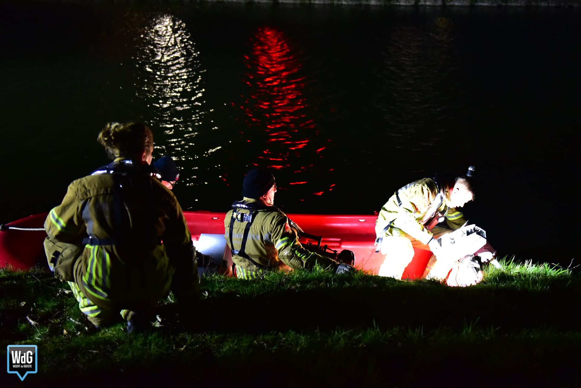 Brandweer haalt overleden ree uit kanaal bij Nederweert