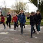 Leerlingen IKC Leuken tekenen zelf zebrapad na jaren wachten