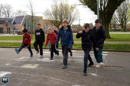 Leerlingen IKC Leuken tekenen zelf zebrapad na jaren wachten