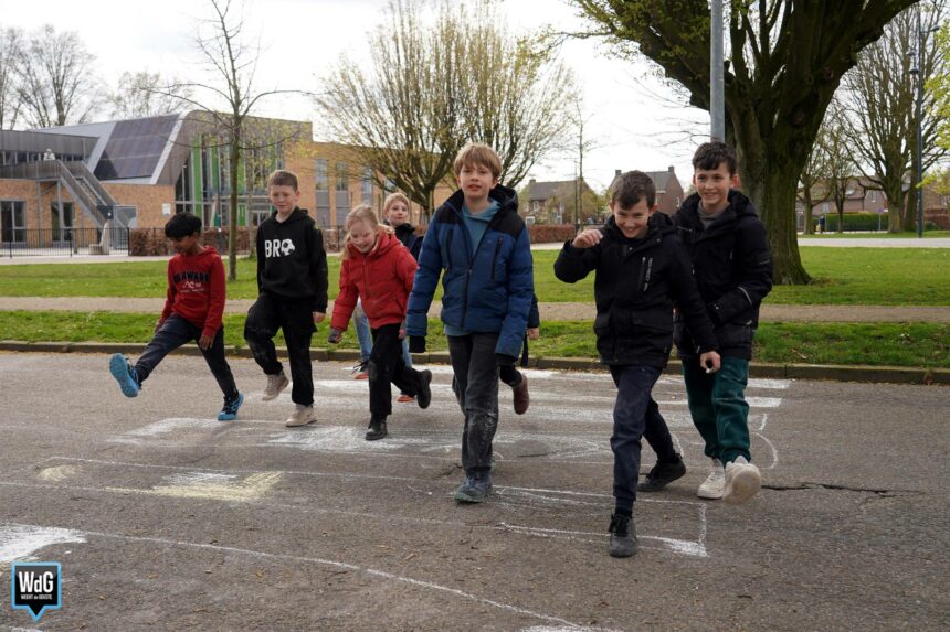 Leerlingen IKC Leuken tekenen zelf zebrapad na jaren wachten