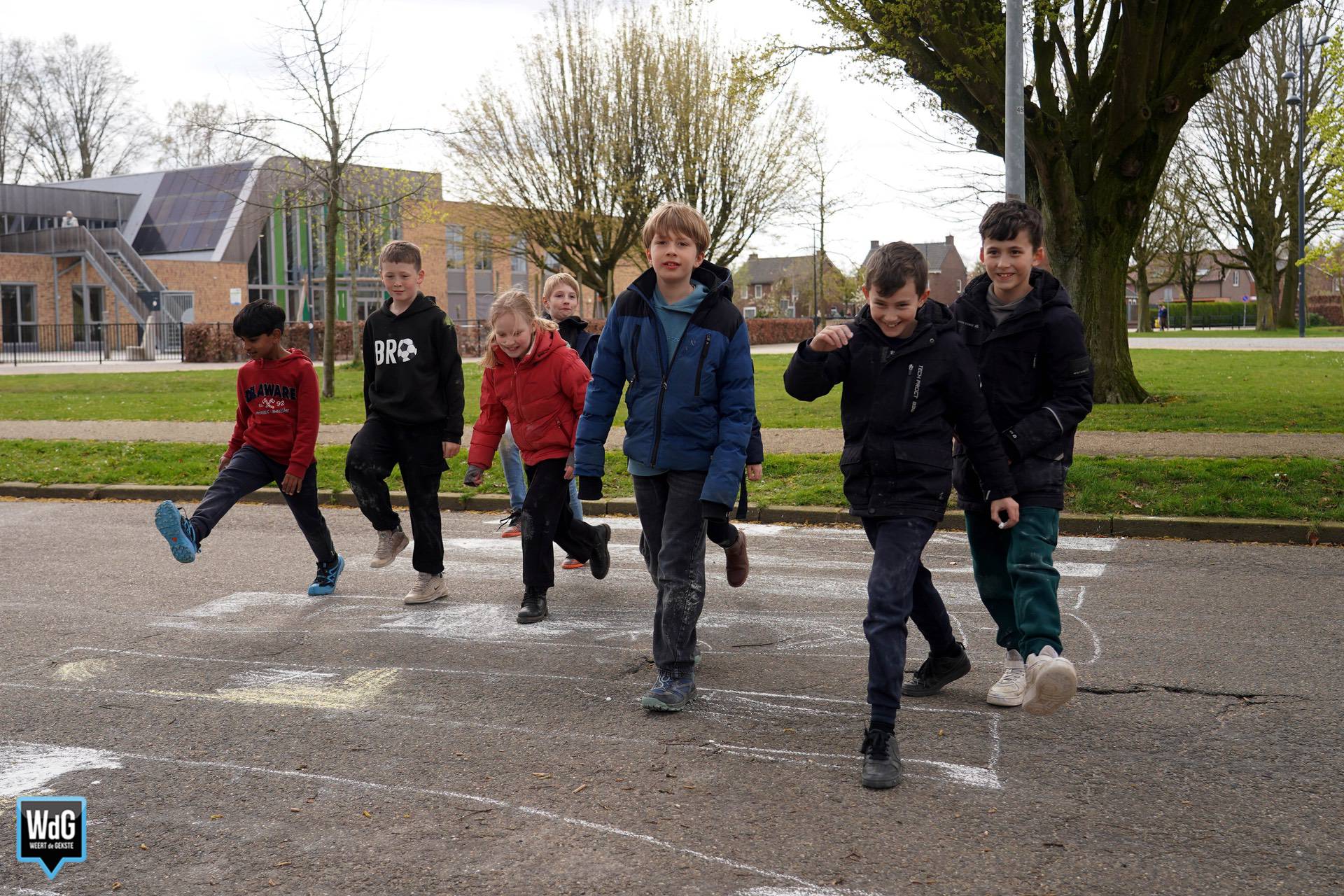 Leerlingen IKC Leuken tekenen zelf zebrapad na jaren wachten