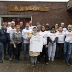 Vrijwilligers en wethouders klussen samen bij scouting Keent-Moesel