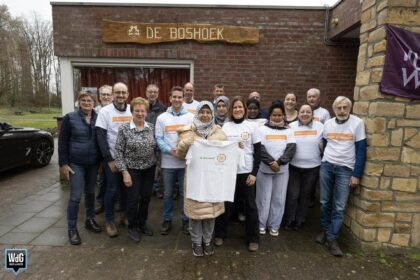 Vrijwilligers en wethouders klussen samen bij scouting Keent-Moesel