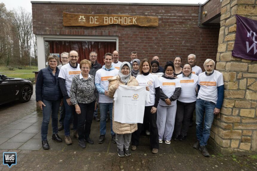 Vrijwilligers en wethouders klussen samen bij scouting Keent-Moesel