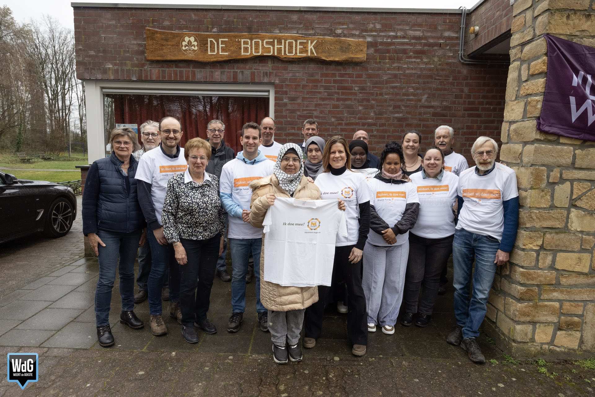 Vrijwilligers en wethouders klussen samen bij scouting Keent-Moesel