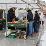 Natte weekmarkt in beeld