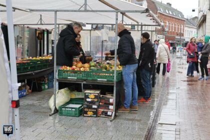 Natte weekmarkt in beeld