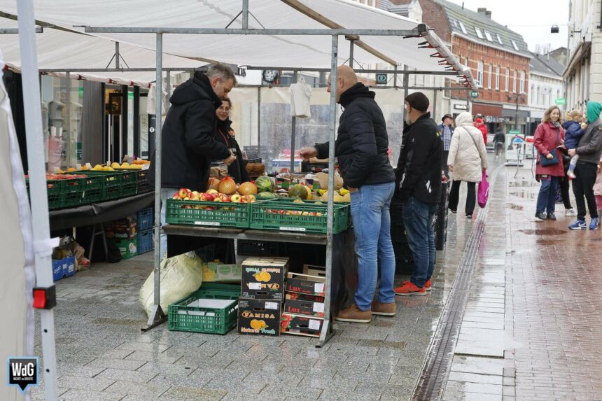 Natte weekmarkt in beeld