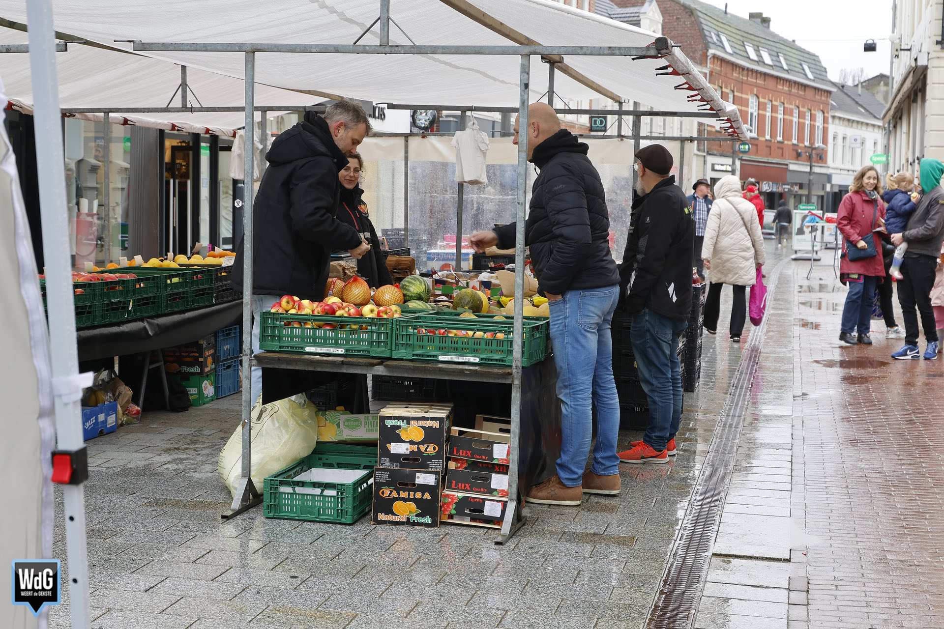 Natte weekmarkt in beeld
