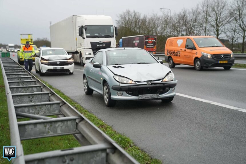 Drie auto's botsen op snelweg A2 bij Maarheeze